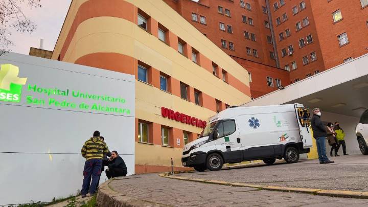Un nuevo acceso con rampas con menos pendiente y pasamanos: así será la reforma del acceso a las Urgencias del Hospital San Pedro de Alcántara de Cáceres