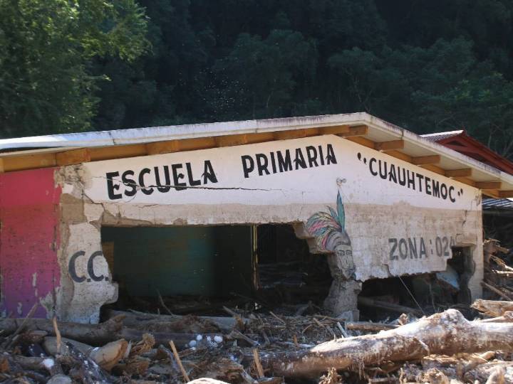 Tras derrumbes e inundaciones, Hidalgo declara pérdida total en 16 escuelas