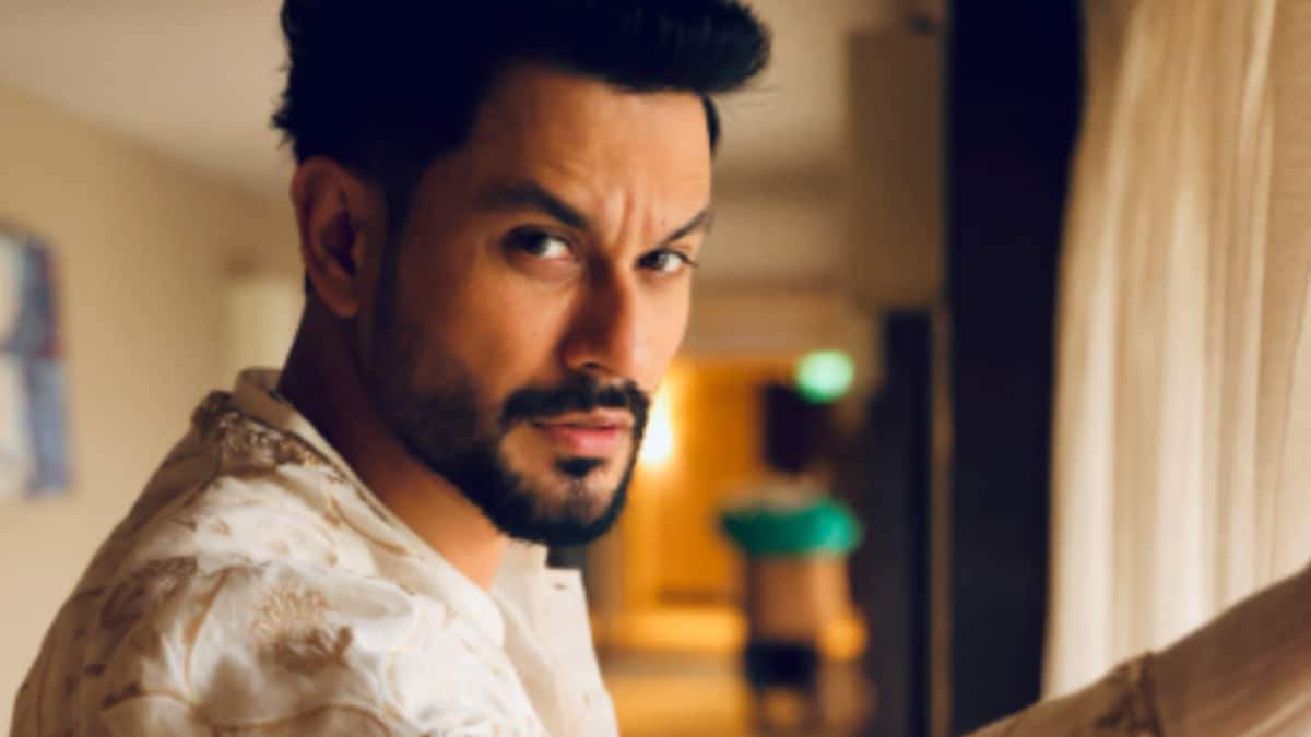 Kunal Kemmu’s Traditional Fit Breaks Internet, Fans Say He’s ‘Ageing Backwards’