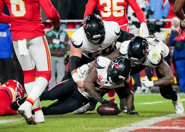 Deadspin | Texans win 5th straight, halt Chiefs' 9-year AFC West reign