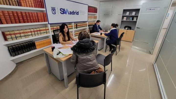 Las oficinas de asesoramiento de vivienda de Madrid atienden más de 500 consultas por ocupaciones y desahucios
