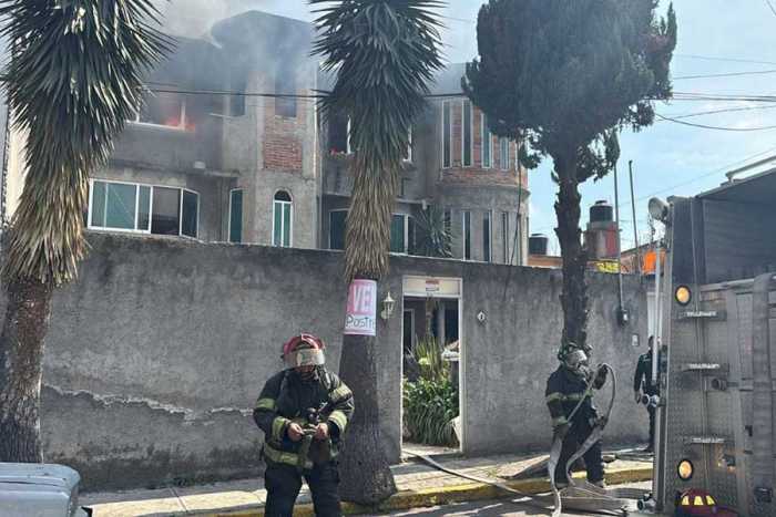 Bomberos controlan incendio en casa de Isidro Fabela; no hay lesionados