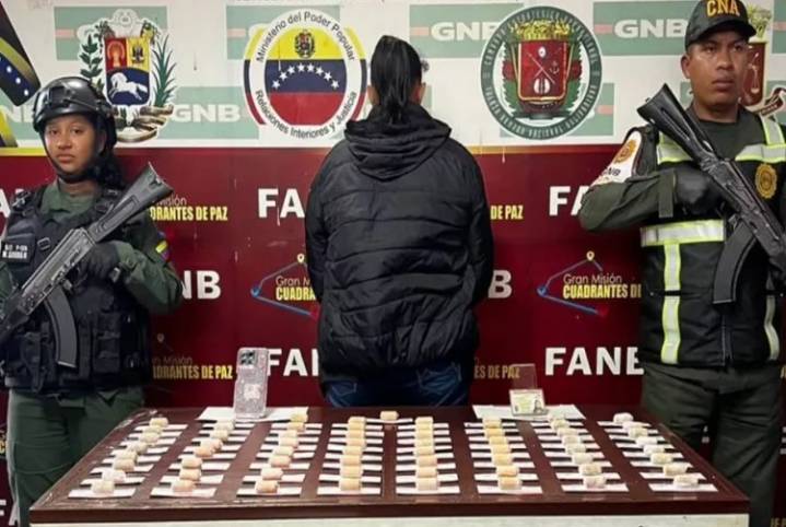 Detienen a una mujer procedente de Colombia con 65 dediles de droga