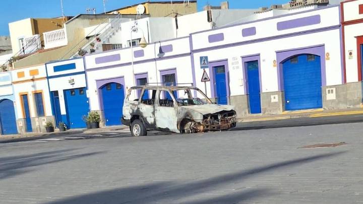 Investigan un posible incendio intencionado en un coche en El Castillo del Romeral