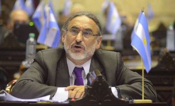 Basterra pidió repensar un "espacio de compromiso" contra el modelo de Milei