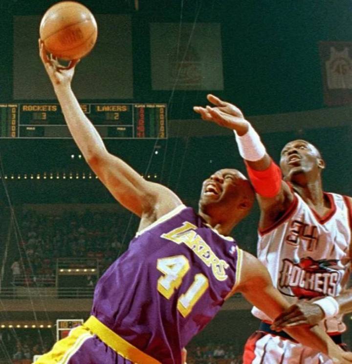 Murió Elden Campbell, el veterano que unió dos eras de los Lakers