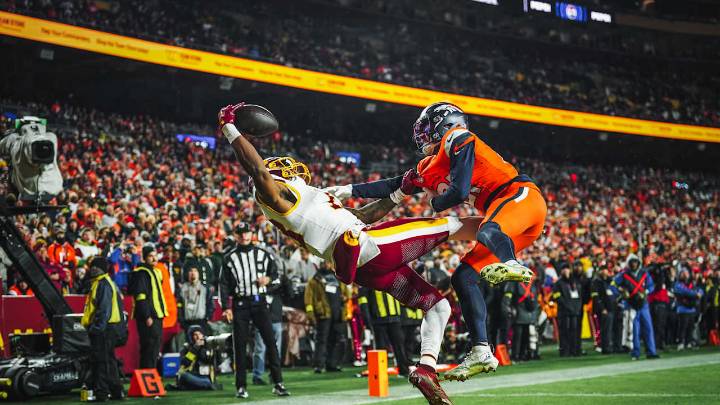 WATCH | Treylon Burks makes one-handed TD grab in third quarter