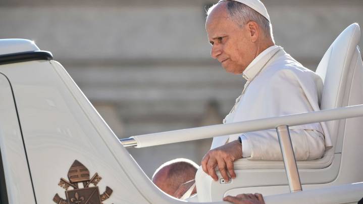 Pope meets with Italian secret agents and urges them to be ethical