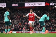 VIDEOS. ¿La suerte del campeón? Arsenal derrota al colista de la Premier League con dos autogoles para afianzar su liderato