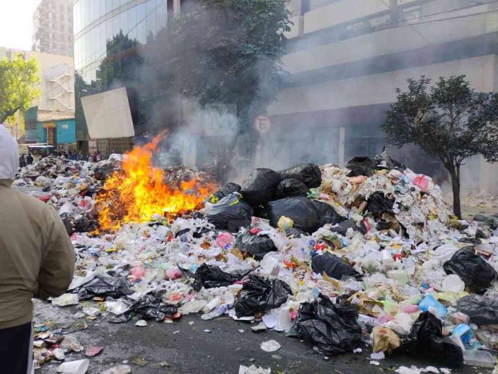 Personal de limpia de CdMx protesta y quema basura en Fray Servando