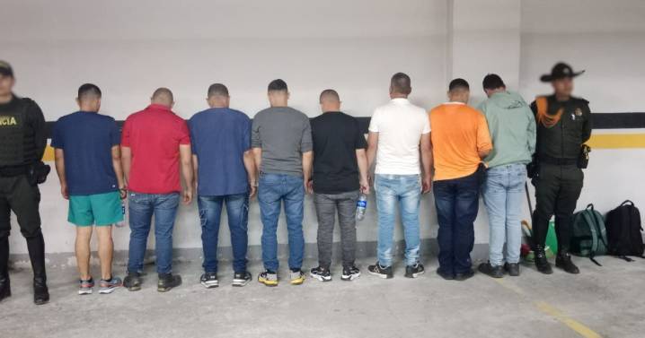 En municipio del Eje Cafetero contaminaban quebrada con productos textiles y capturan a 8 personas