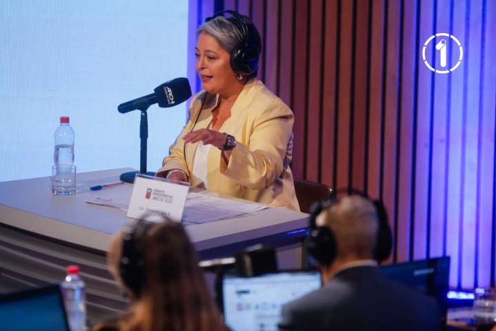 Giro en campaña: Jara apoya fin de multas TAG, marca diferencias con su equipo y revela que fue deudora