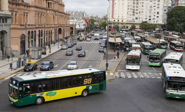 Colectivos: el Gobierno aumentó los subsidios y desinfla el paro