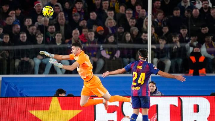 ¿Hay falta a Joan García en el gol anulado a Herrando? Iturralde González analiza la polémica del FC Barcelona