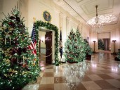 Más de 50 árboles, 200 metros de guirnaldas y 2.000 tiras de luces:  Melania Trump viste la Casa Blanca de Navidad
