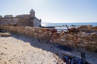 Rescatado frente al Castillo de San Sebastián en Cádiz un piloto con hipotermia tras caer al mar con su ala delta