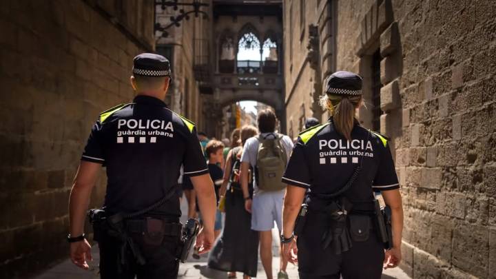 La Guardia Urbana podrá cobrar multas por incivismo al momento con datáfono a turistas en Barcelona