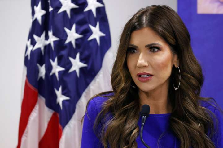 Noem sugiere a Trump prohibir viajar a EE.UU. a personas de países que envían “invasores”