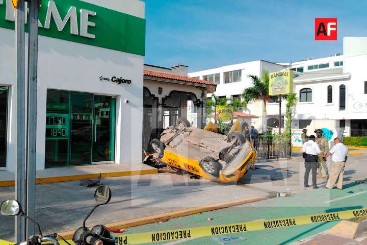Dos mujeres lesionadas tras volcadura de taxi en el bulevar costero de Manzanillo