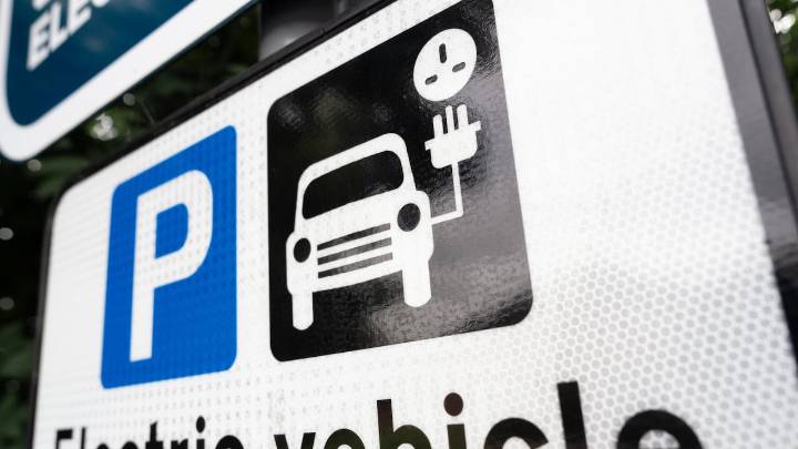 España tomó radical medida que impactará la compra de carros eléctricos; Alemania levanta la mano para pedir auxilio