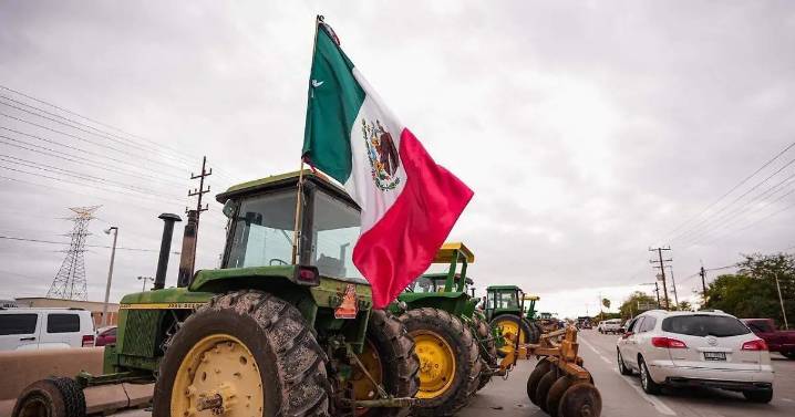 ¿Bloquearán la CDMX? Campesinos cierran cruces fronterizos con tractores en Chihuahua