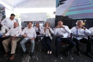 El titular de Educación, Mario Delgado y gobernador de Puebla, Alejandro Armenta, entrega de mobiliario y equipo en 100 planteles de Educación Básica