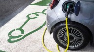La DGT ve “un problema” que los coches eléctricos aparquen gratis en las ciudades