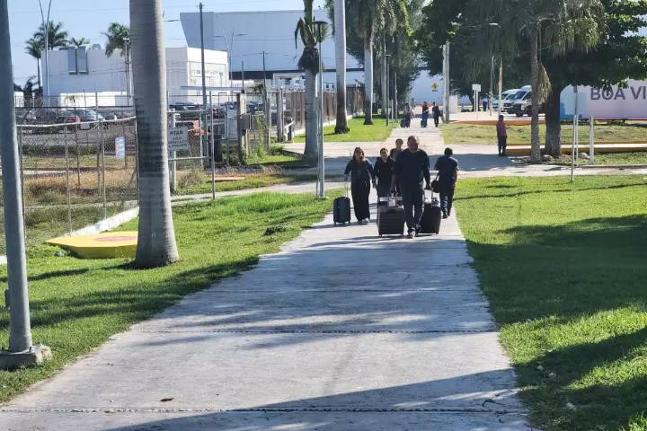 Usuarios del aeropuerto de Mérida prefieren los servicios de aplicaciones en lugar de los taxis