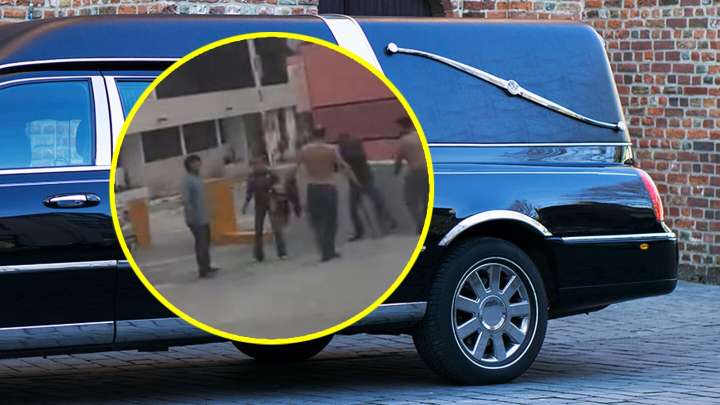 Pelea campal afuera de un motel va desbloqueando personajes y hasta aparece una carroza fúnebre