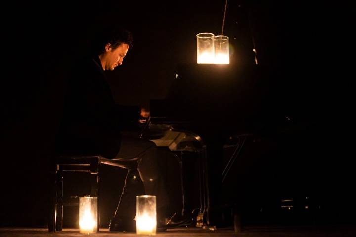 Pianista Alexander Pashkov da concierto entre velas por apagón en Querétaro