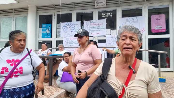 Otra vez los pacientes se plantaron en la sede de la Nueva EPS en Puerto Berrío, Antioquia, para que les entreguen medicamentos