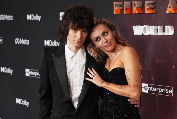 Miley Cyrus y Maxx Morando se comprometieron tras 4 años de relación