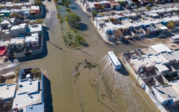 Taponamiento en drenaje provoca brote de aguas negras