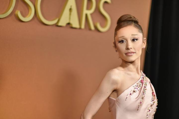 Ariana Grande hace “amable recordatorio” sobre las críticas a su apariencia: “Es difícil”