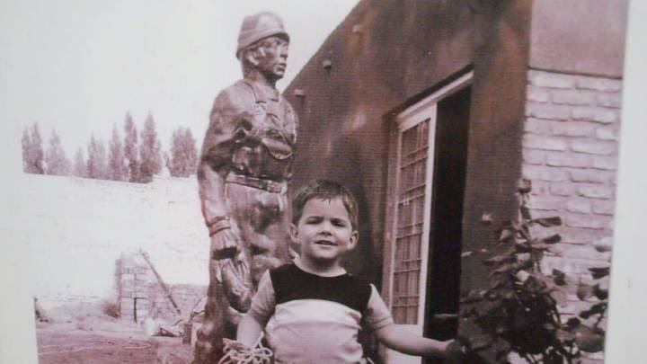 Un niño, una escultura y 40 años de historia: la estatua del pescador cobró nuevo valor en Zapala