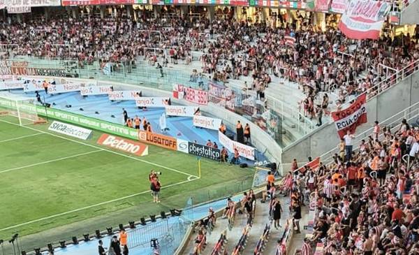 Los hinchas van colmando el estadio Madre de Ciudades: se viene la final entre Estudiantes y Racing