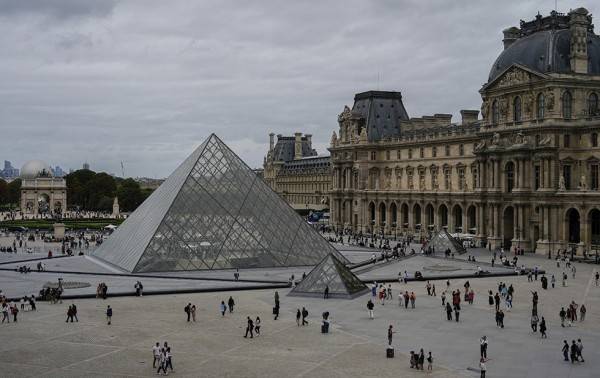 Ladrones del Louvre escaparon quedándoles solo 30 segundos