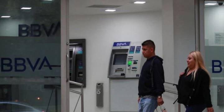 “En la mochila hay una bomba”: hombre intenta asaltar banco en CDMX, pero cajera no entiende mensaje escrito y se va sin el botín