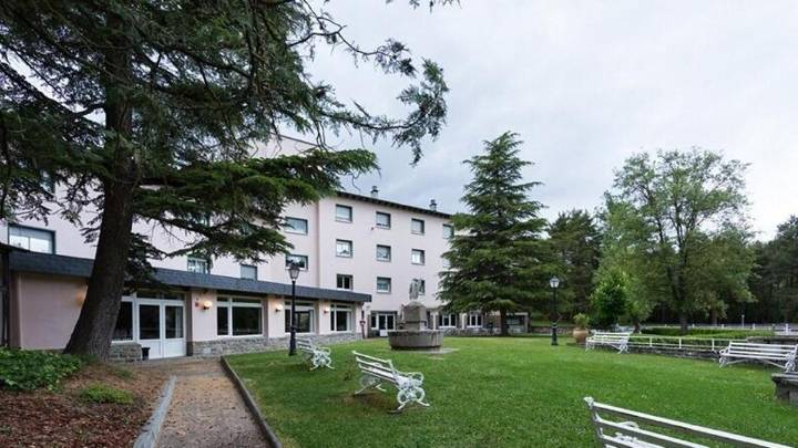 La retirada de la licencia a uno de los hoteles que acogen migrantes deja sin hueco a los trabajadores de Aramón