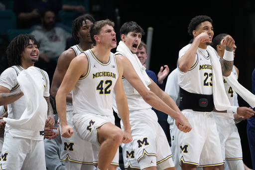 Michigan up to No. 3 in AP Top 25 men's basketball poll, Michigan State and Iowa State into top 10