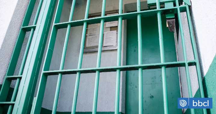 Prisión preventiva a dos hombres acusados de violar y explotar sexualmente a una menor en Valdivia