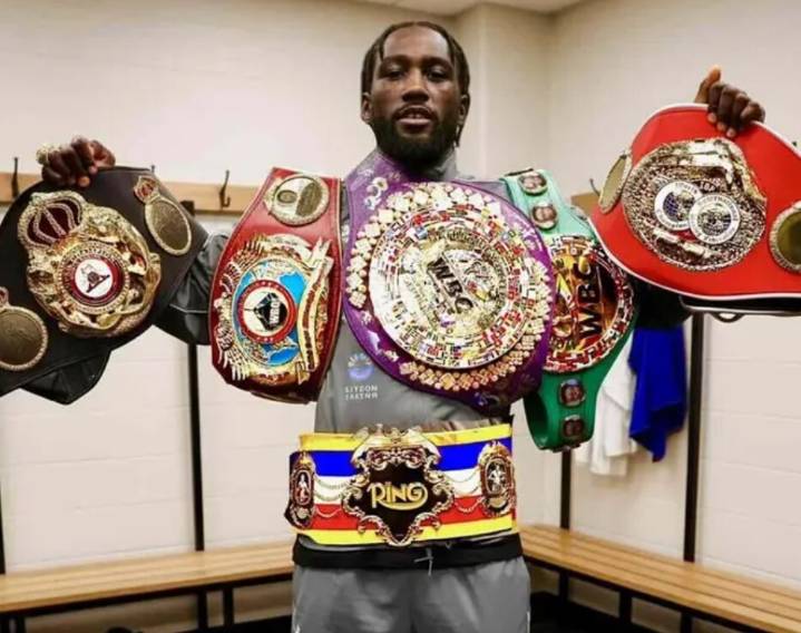 CMB le arrebata el cinturón al verdugo del Canelo