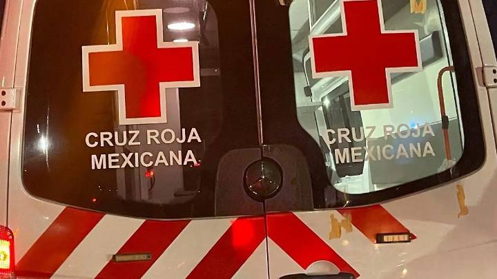 Camioneta choca y se incendia en carretera Parral- Santa Bárbara; reportan a un joven atrapado en el vehículo