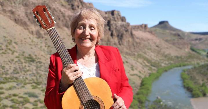 Cantoras del norte neuquino: dos voces, dos generaciones y una misma lucha por mantener vivo el legado