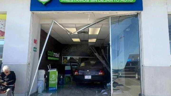 Abuelito confunde freno con acelerador y se estrella en casa de empeño; un empleado queda herido