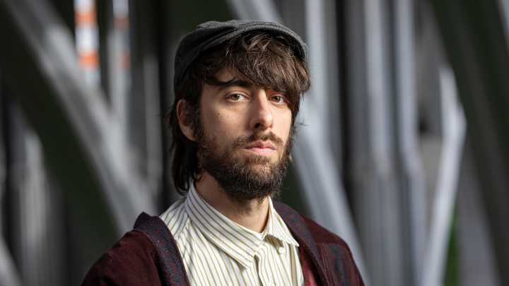 El escritor David Uclés clama contra Ayuso ante ella: "He vendido 300.000 ejemplares y en Madrid solo puedo comprar un zulo sin ventanas"