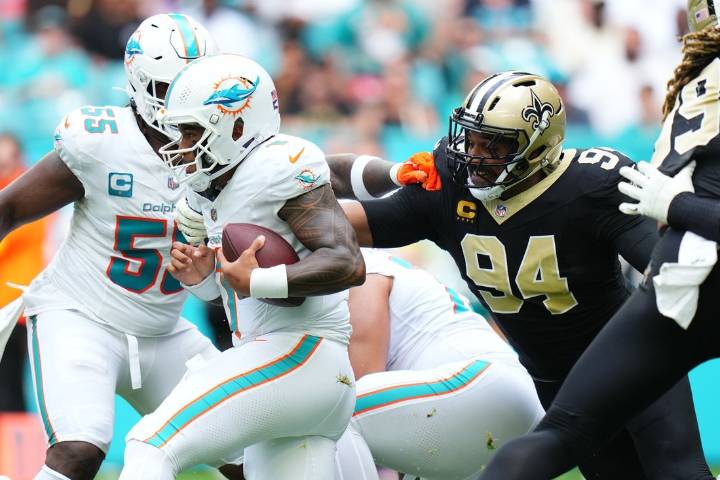 Deadspin | De’Von Achane leads the Dolphins' attack as they hold off Saints