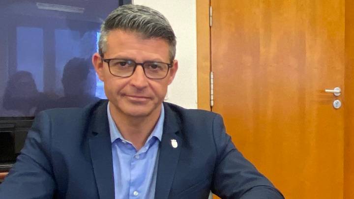 El alcalde socialista de Almussafes denunciado por acoso sexual dimite de todos sus cargos pero seguirá en el Ayuntamiento