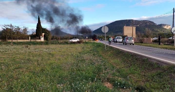 Un accidente entre dos coches provoca que uno de ellos arda hasta quedar calcinado en Llucmajor
