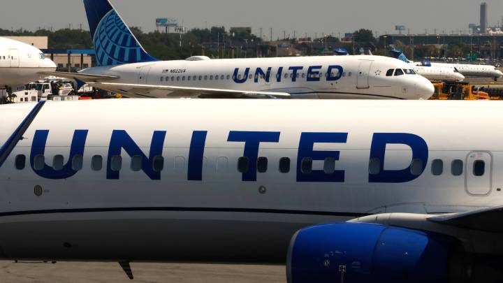 Engine failure forces United Airlines flight to return to Washington, D.C.